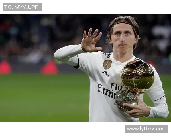 足球场上的风采与魅力踢足球明星发型全景展示与解析